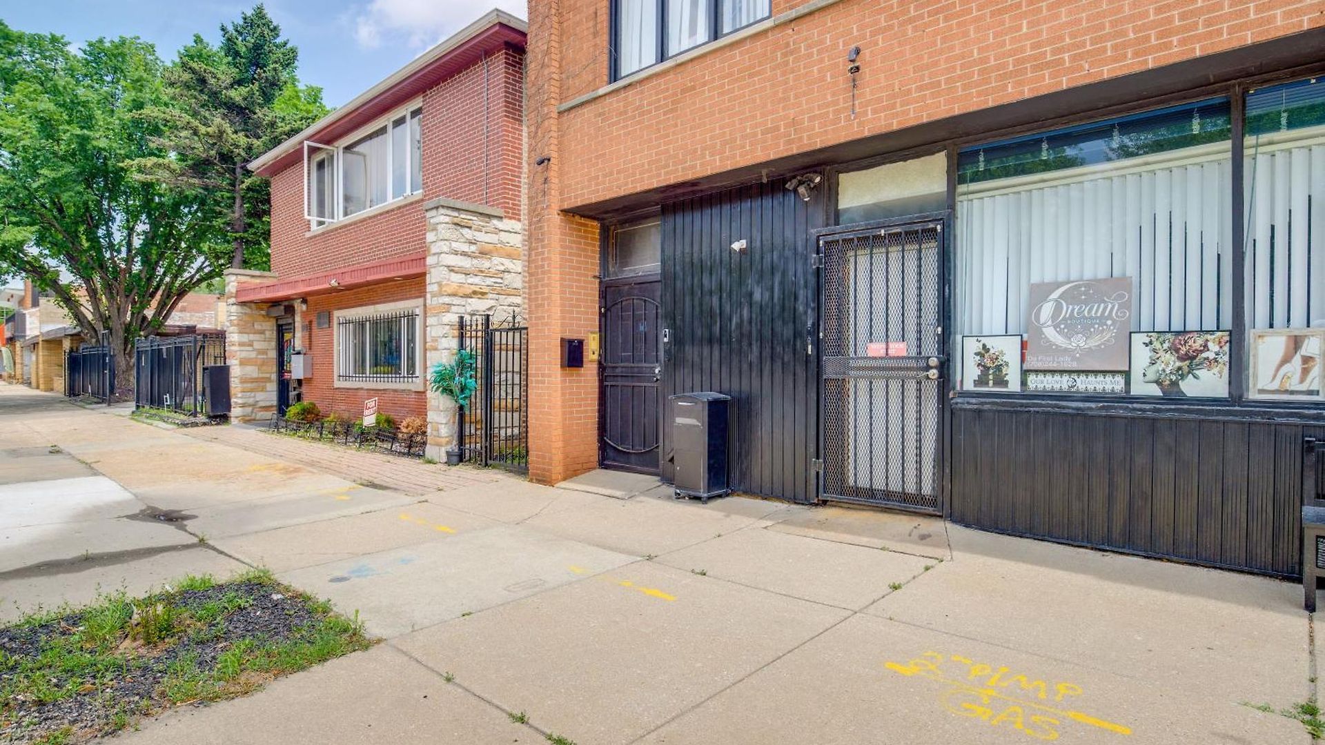 Walk To Stores & Parks! Stylish Apartment