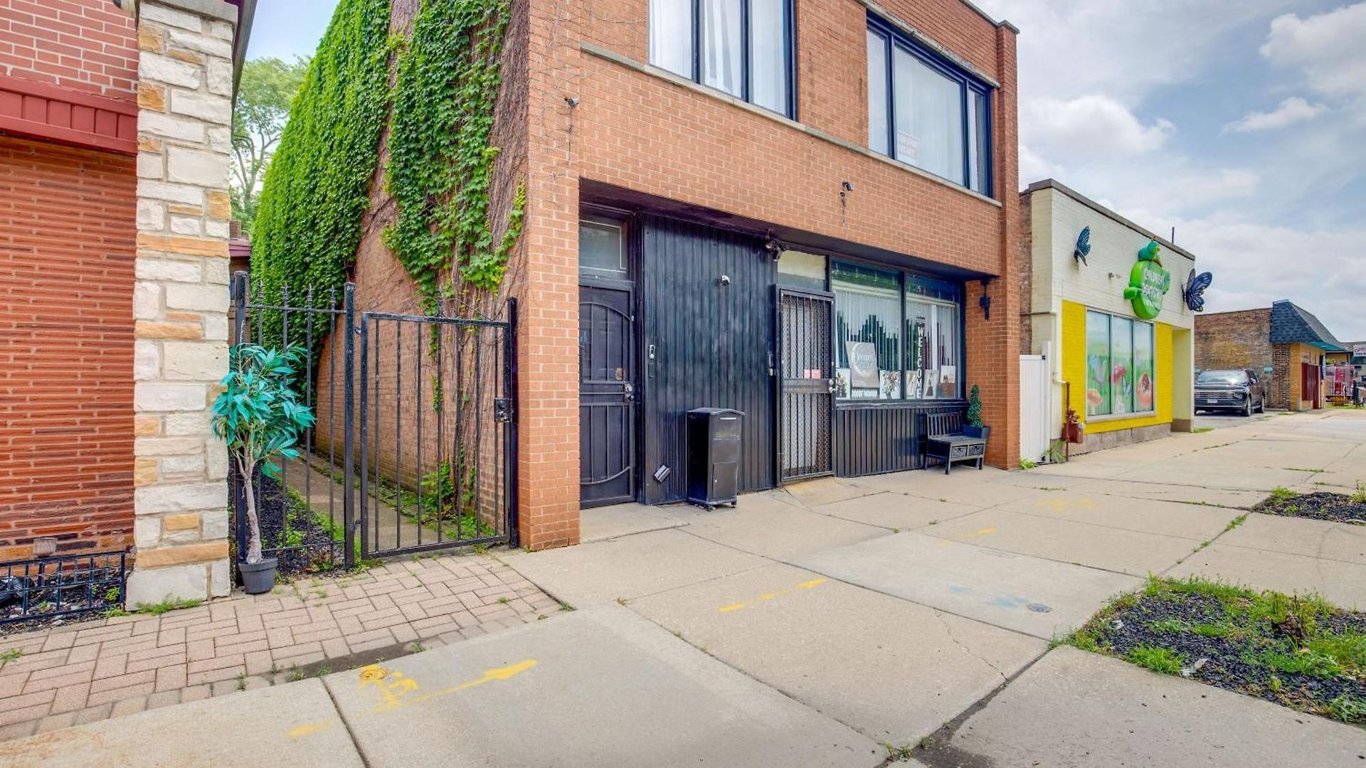 Apartment Walk To Stores & Parks! Stylish