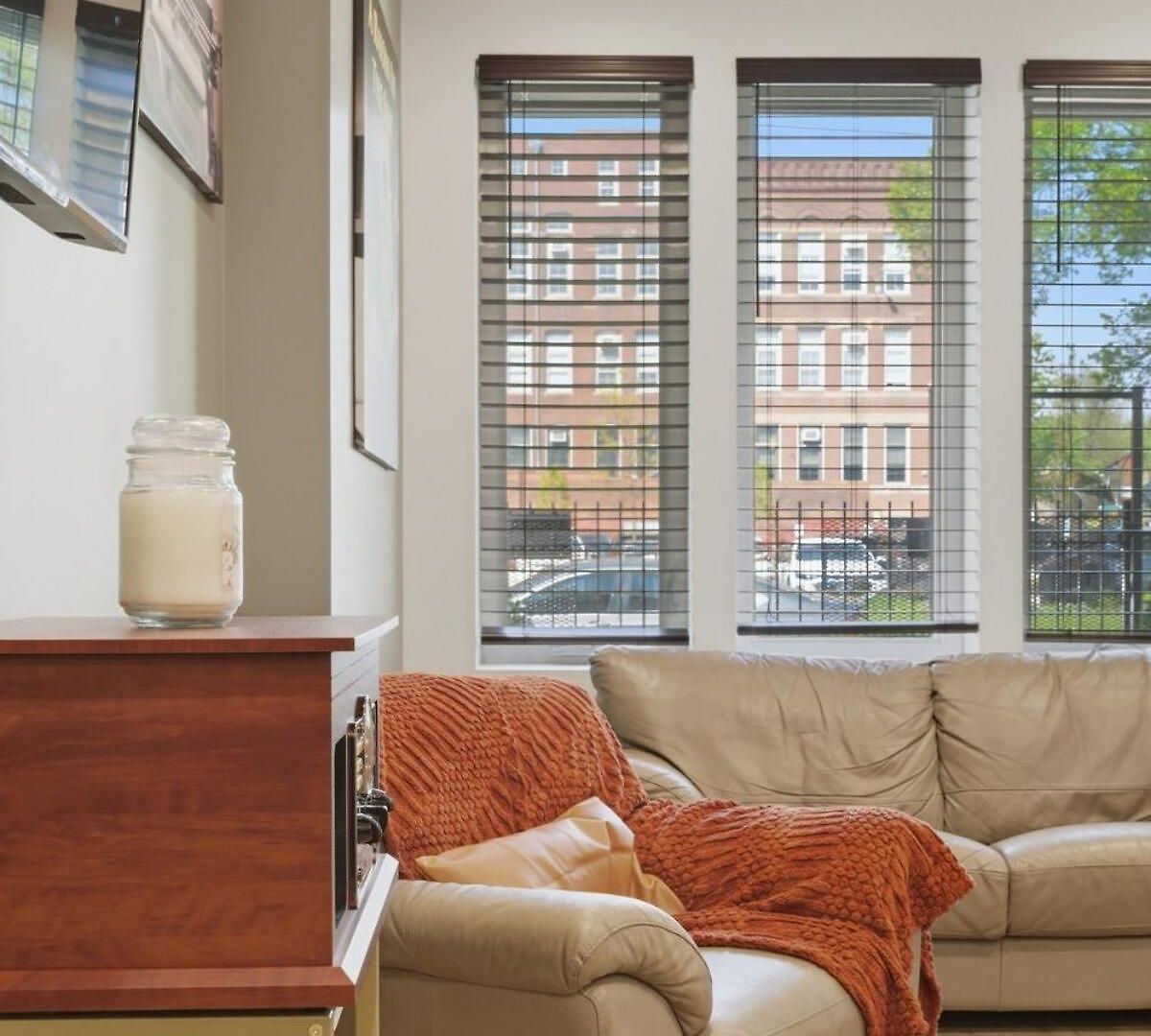 Black Gallery Solar 2br Woodlawn Apartment