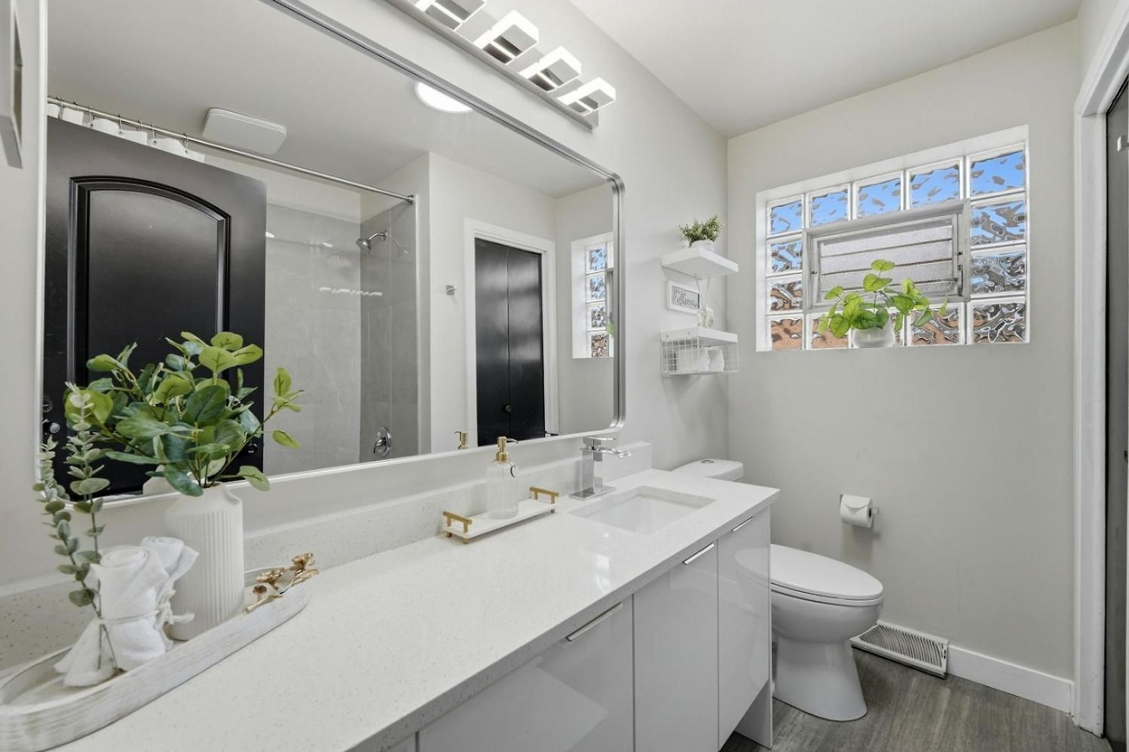 3br Near O'hare • Office • Coffee Bar • Sleeps 9 * Chicago