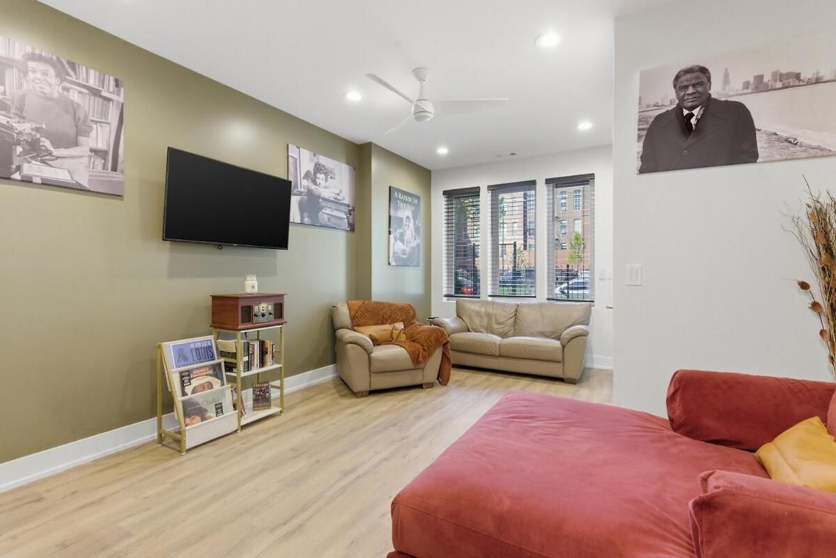 Black Gallery Solar 2br Woodlawn