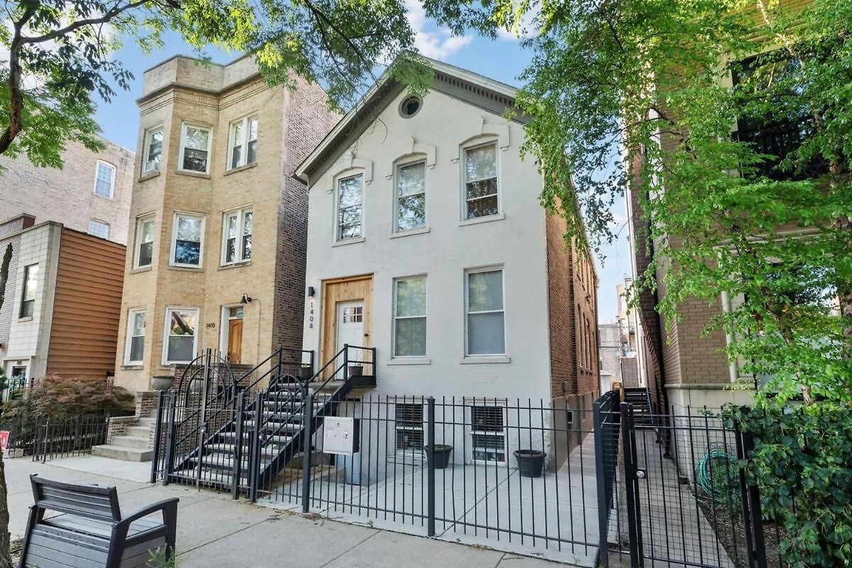 River West Retreat 2 Bedroom Garden Unit Apartment Chicago