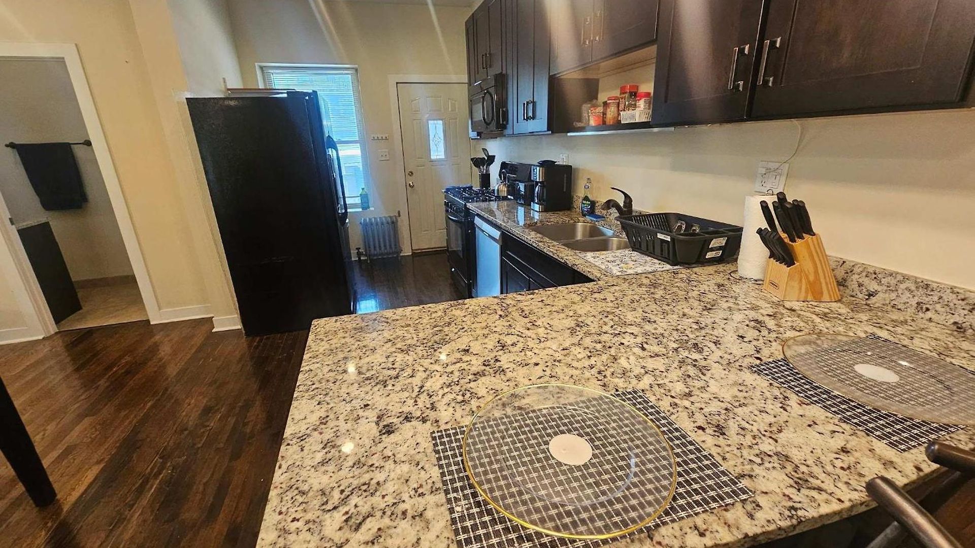 2 Bedroom Unit In Uptown Apartment *