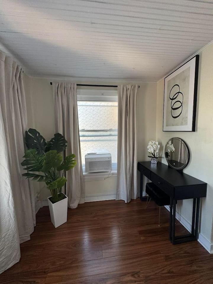 Walk To The • Private Office • 5br Apartment *