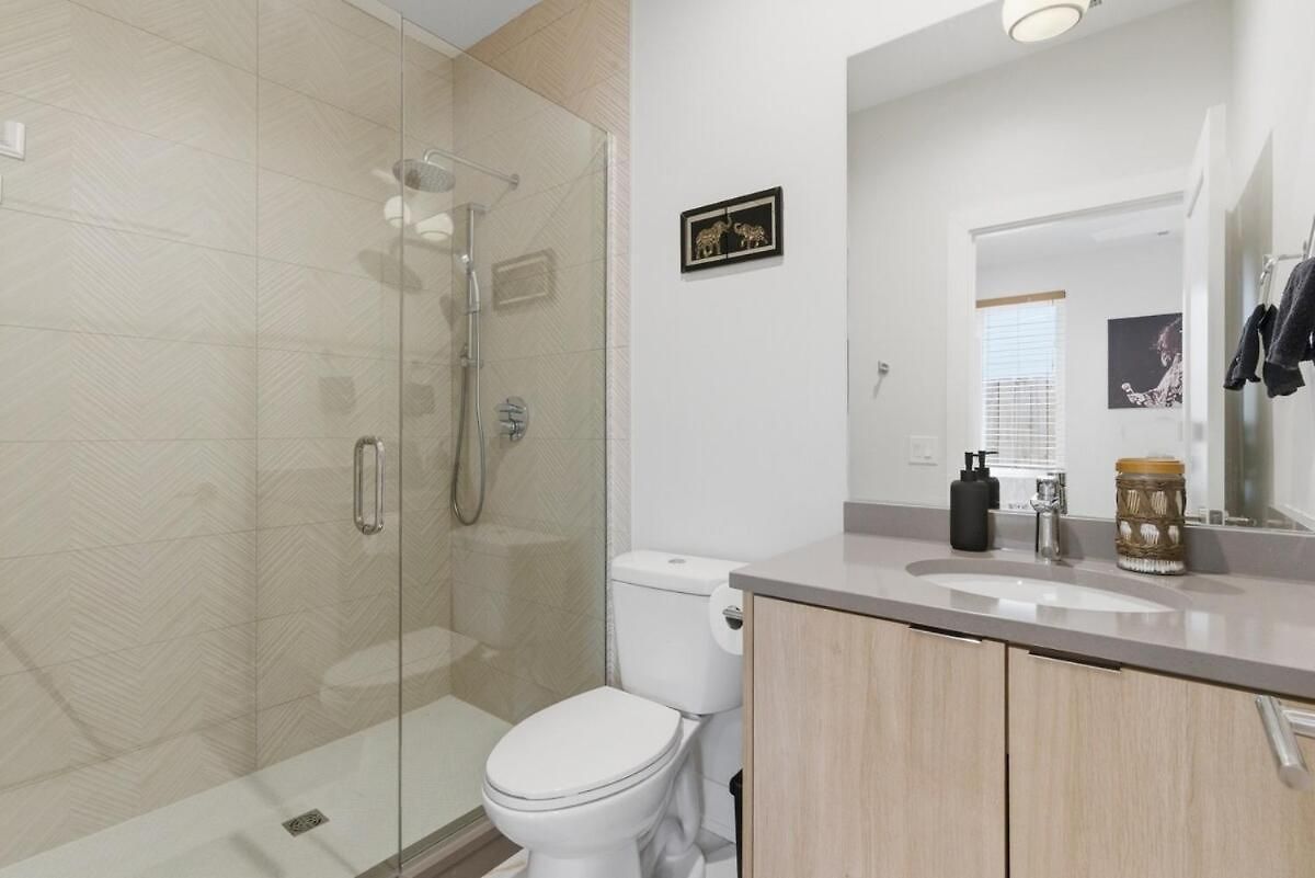 Black Gallery Solar 2br Woodlawn Apartment *