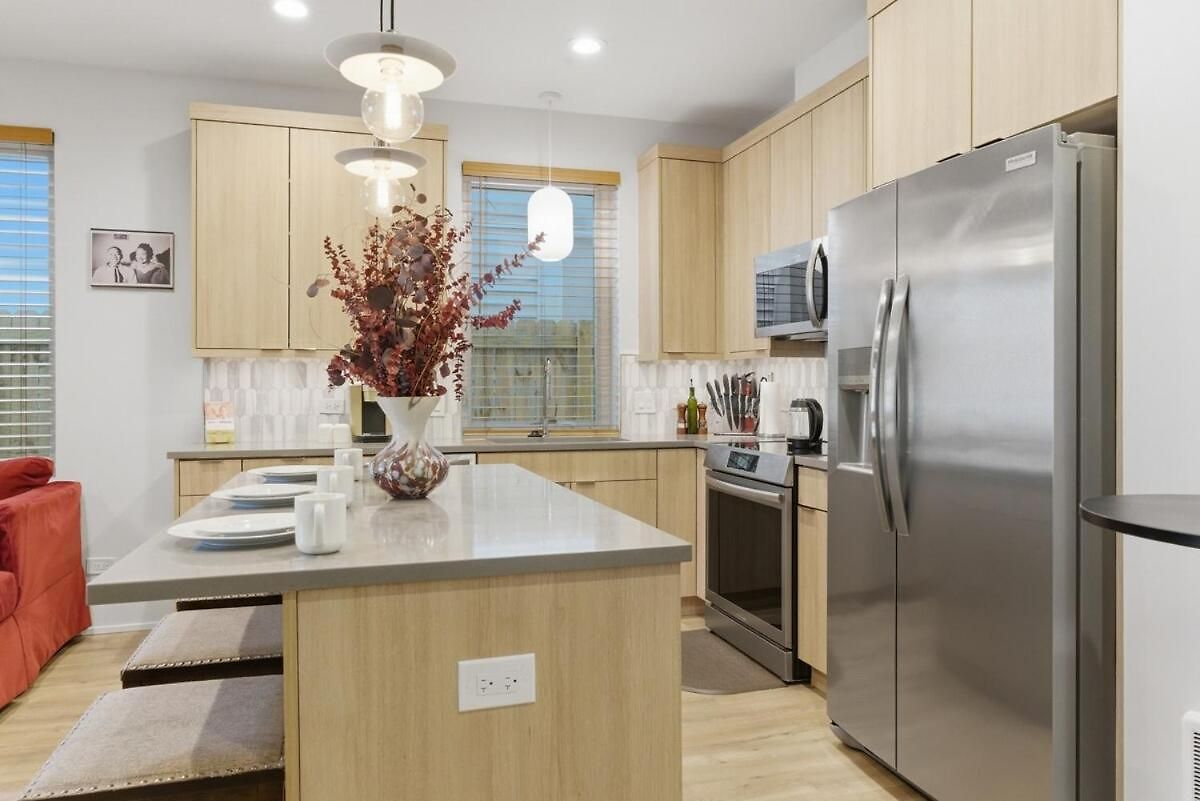 Black Gallery Solar 2br Woodlawn Apartment