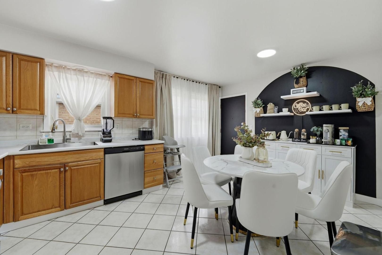3br Near O'hare • Office • Coffee Bar • Sleeps 9 Apartment *