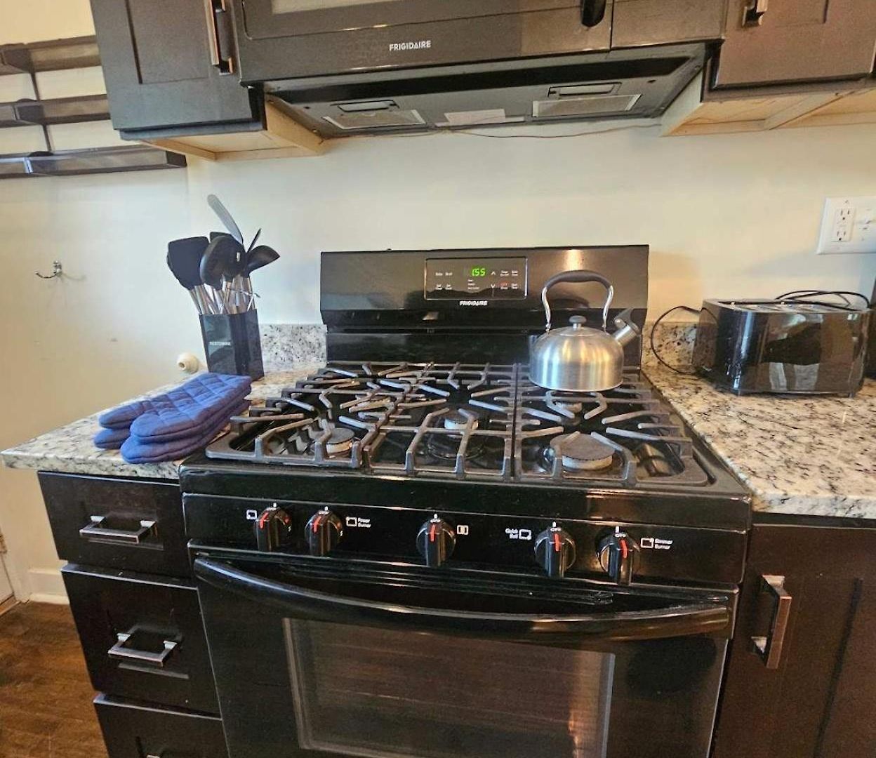 2 Bedroom Unit In Uptown Apartment *