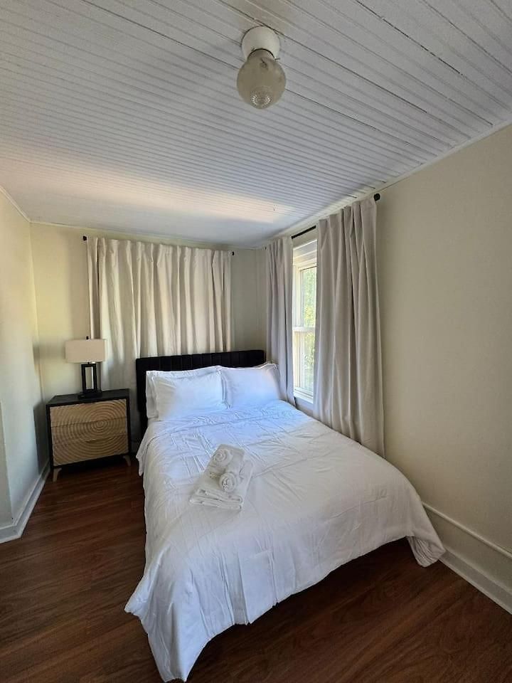 Apartment Walk To The • Private Office • 5br