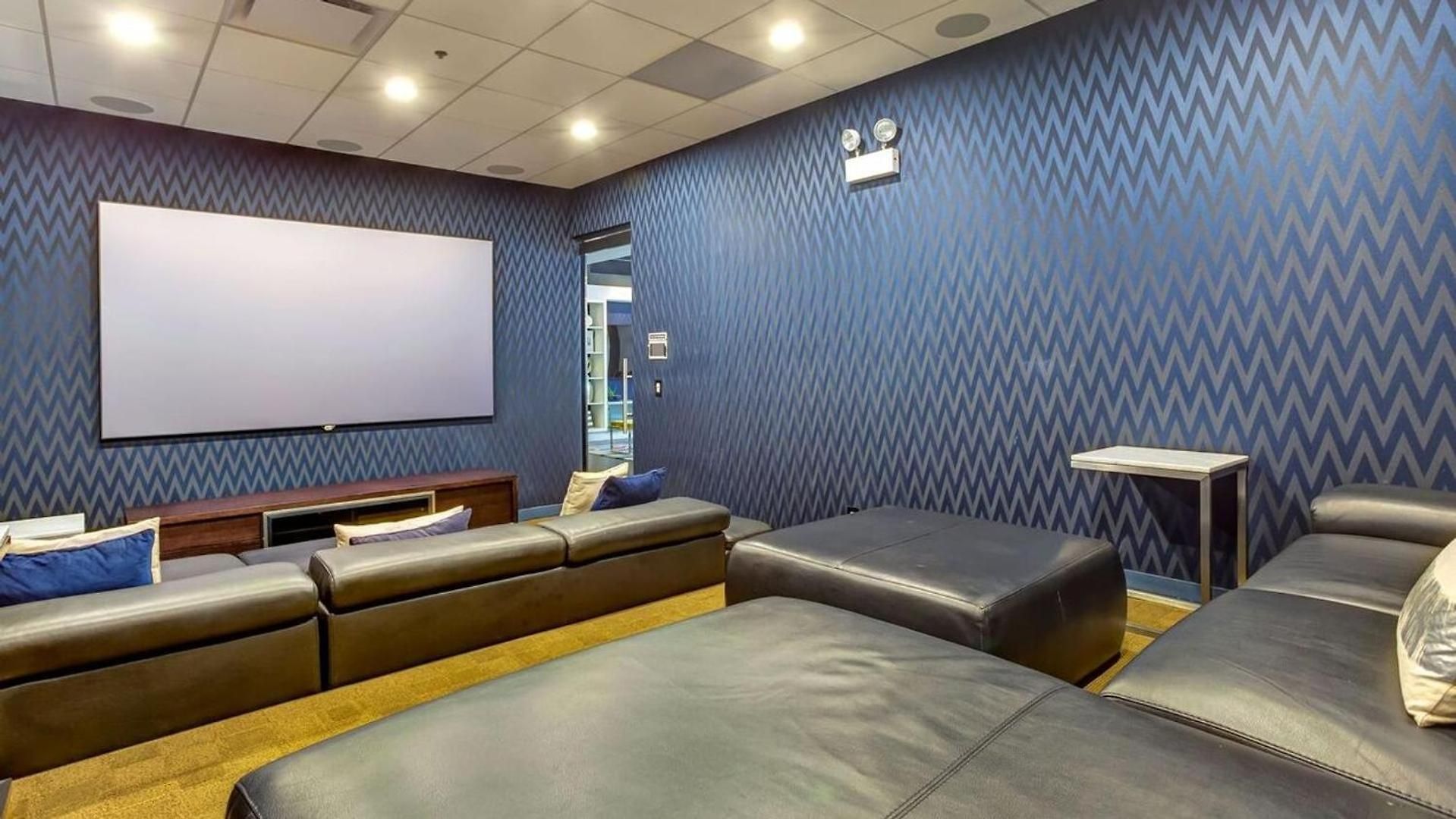 Landing Stylish 2bd Gym Rooftop Lounge