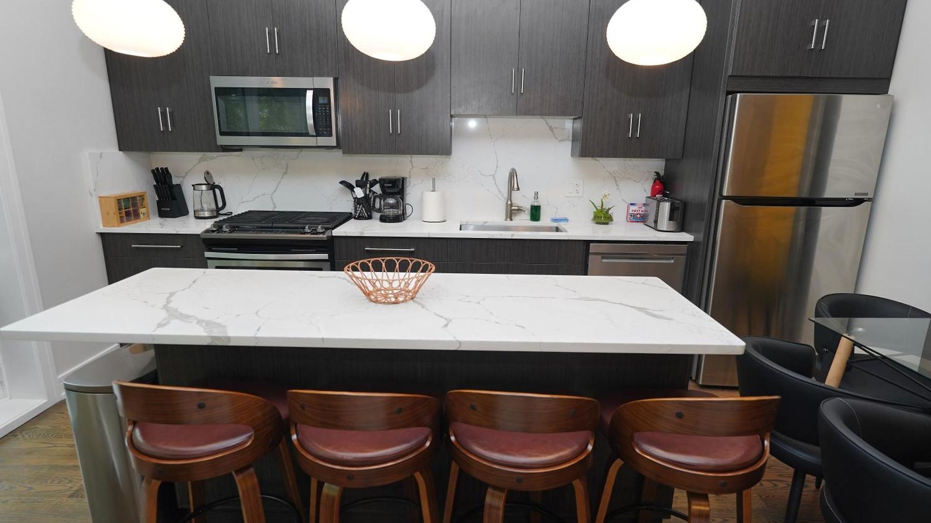 Spacious 4br West Loop Retreat With Optional Parking Apartment *