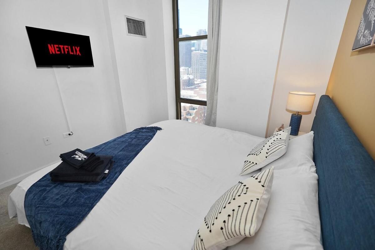 18th Floor 2br Grant Park With Balcony, Gym Apartment Chicago