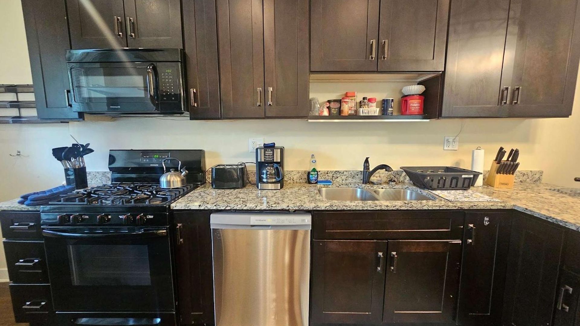Apartment 2 Bedroom Unit In Uptown *