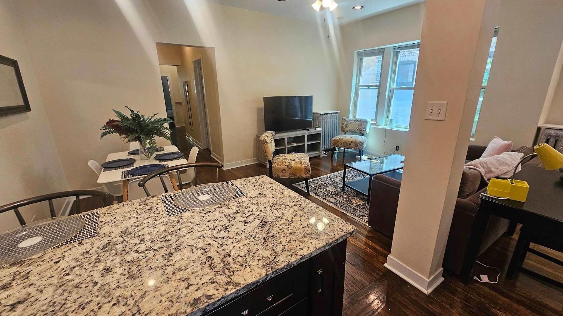 Apartment 2 Bedroom Unit In Uptown Chicago