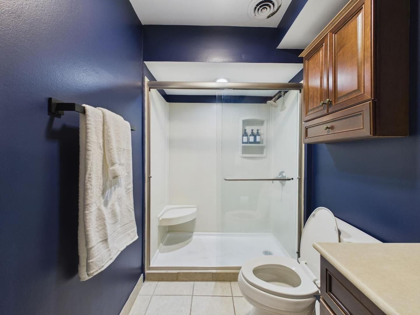 Luxury Wrigley Getaway 2br Parking