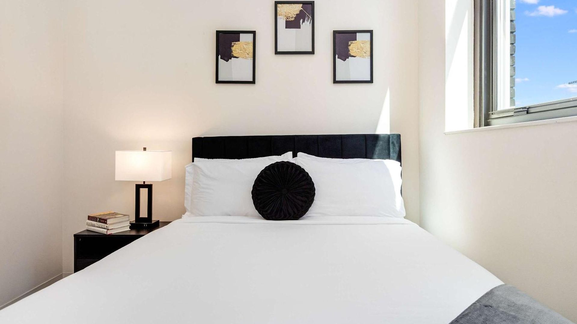 Downtown With Free In & Out Parking-2 * Chicago