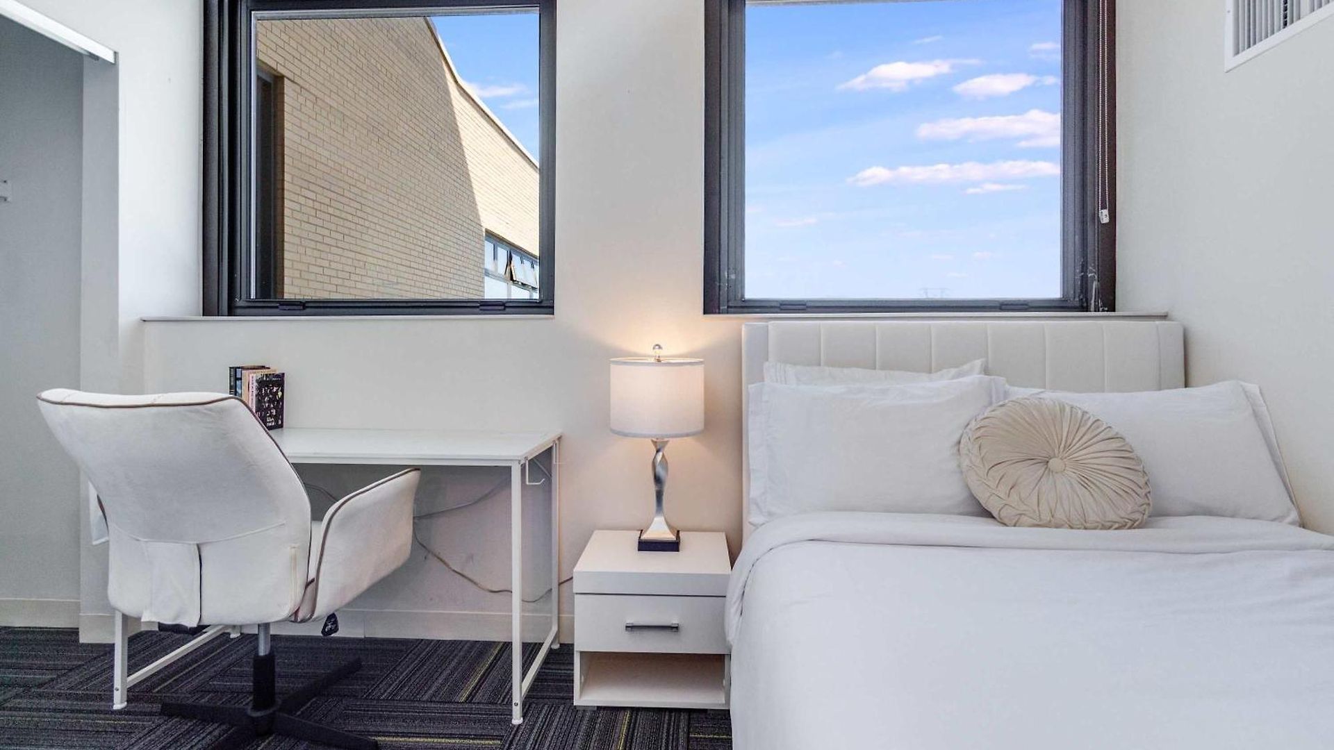 Downtown With Free In & Out Parking-2 Apartment *