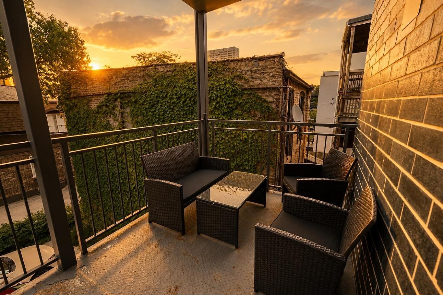 Spacious 4br West Loop Retreat With Optional Parking Apartment *