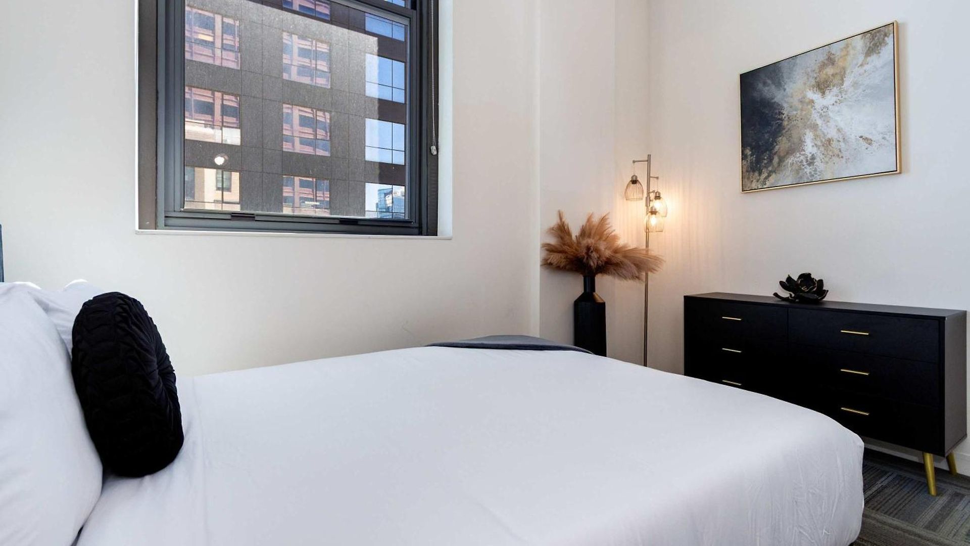 Downtown With Free In & Out Parking-2 Apartment Chicago