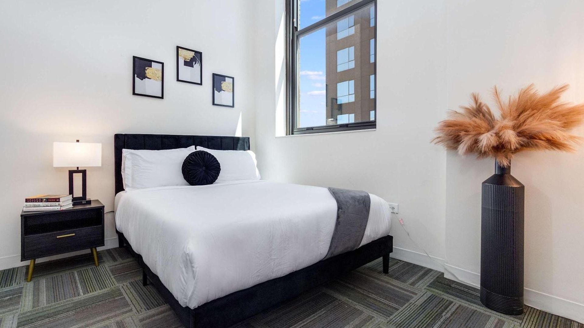 Apartment Downtown With Free In & Out Parking-2