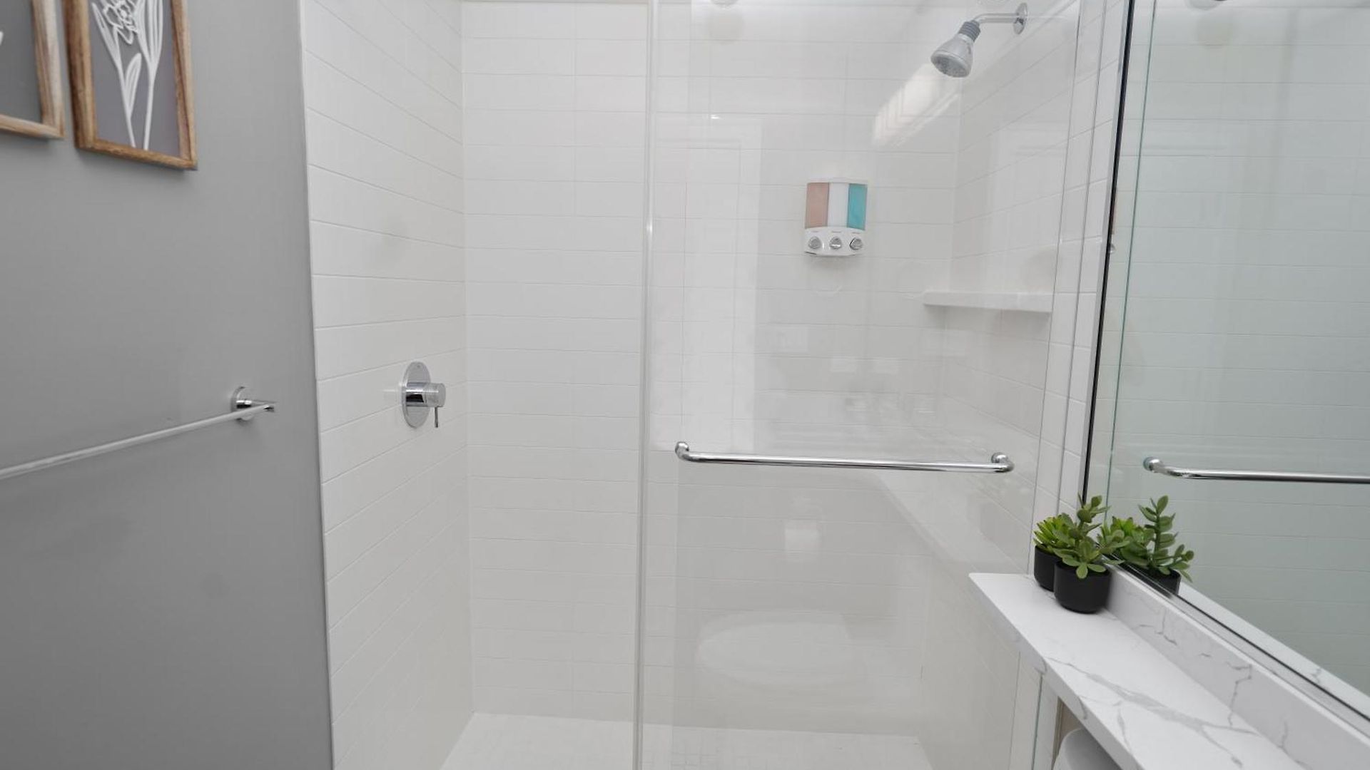 Apartment Spacious 4br West Loop Retreat With Optional Parking