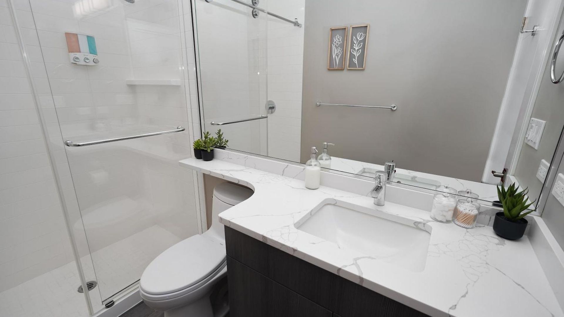 Apartment Spacious 4br West Loop Retreat With Optional Parking *