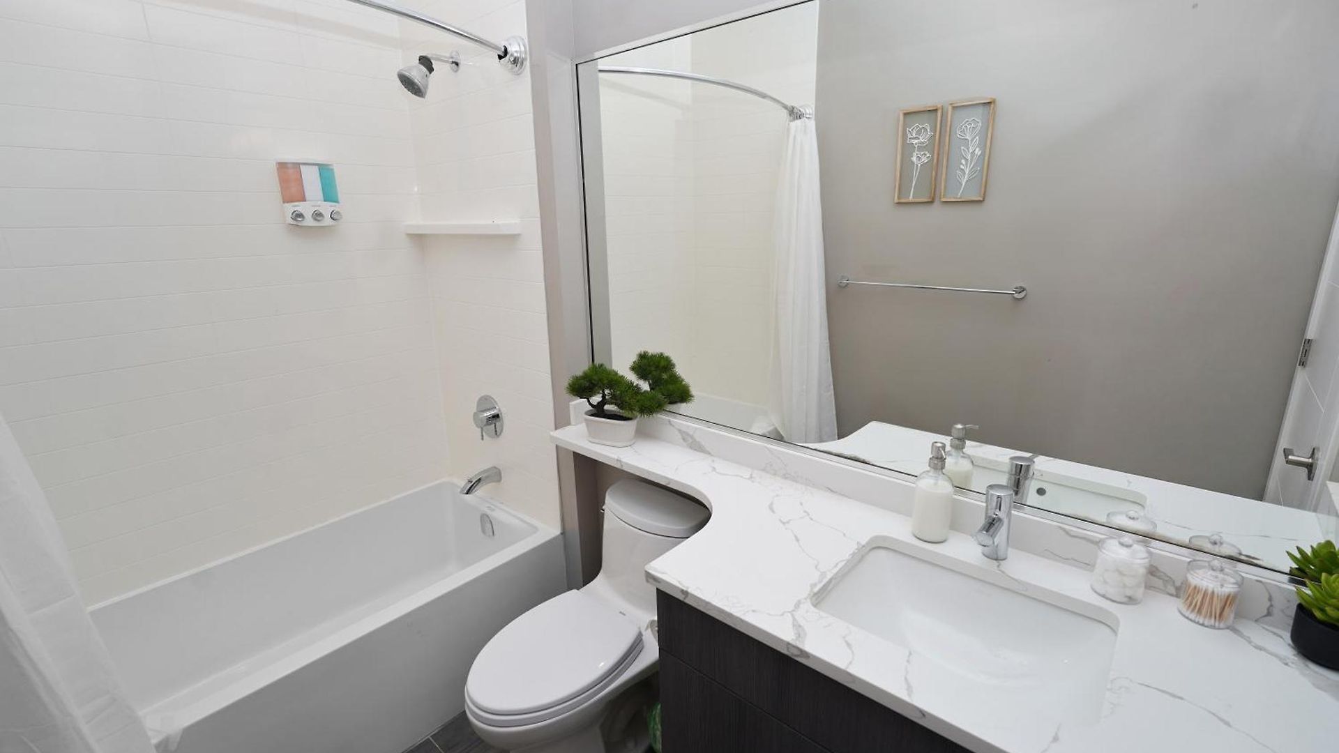 Spacious 4br West Loop Retreat With Optional Parking