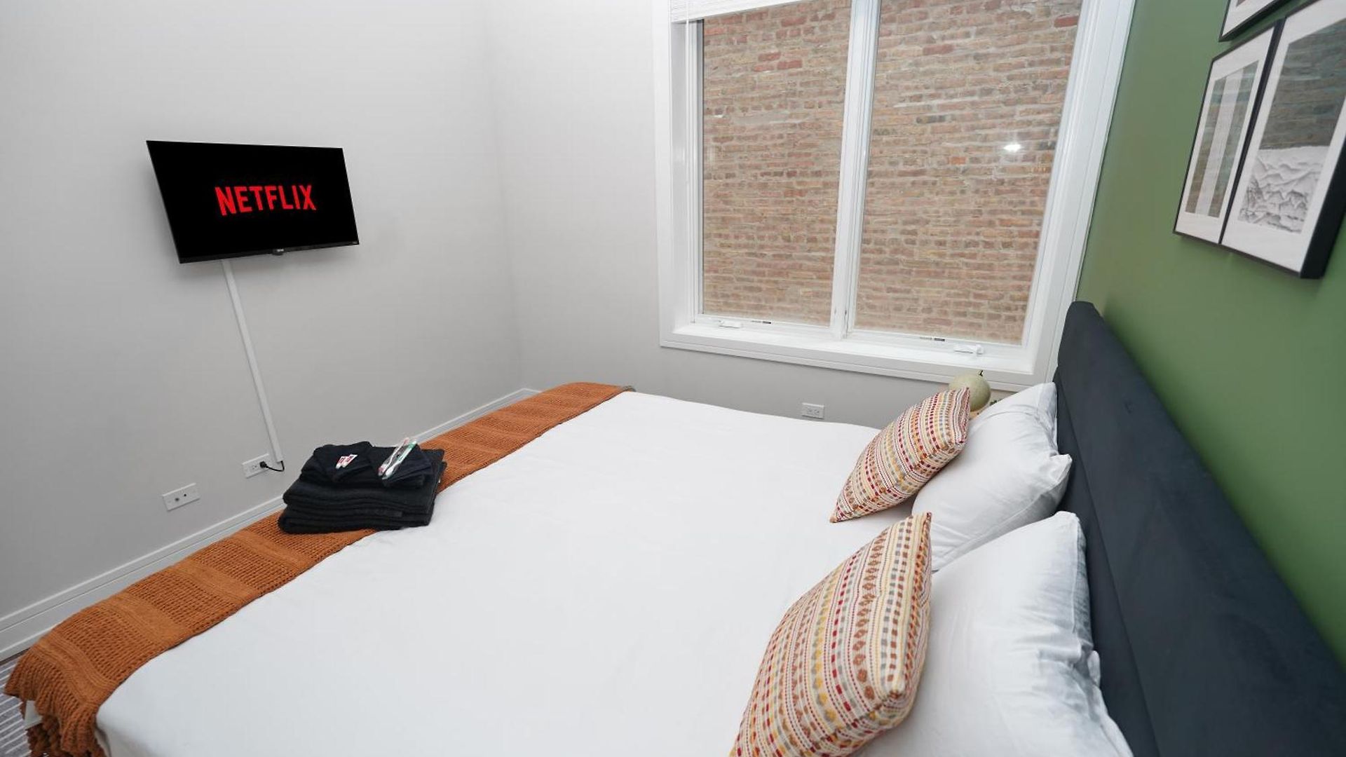 Apartment Spacious 4br West Loop Retreat With Optional Parking