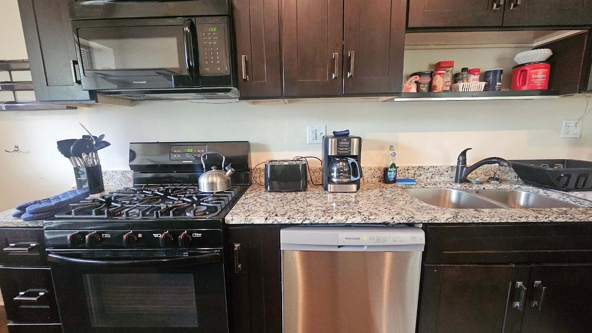 2 Bedroom Unit In Uptown Apartment