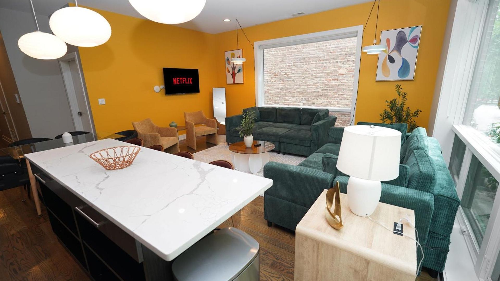 Spacious 4br West Loop Retreat With Optional Parking Apartment *
