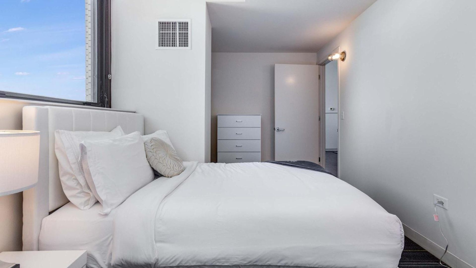 Downtown With Free In & Out Parking-2 Apartment Chicago