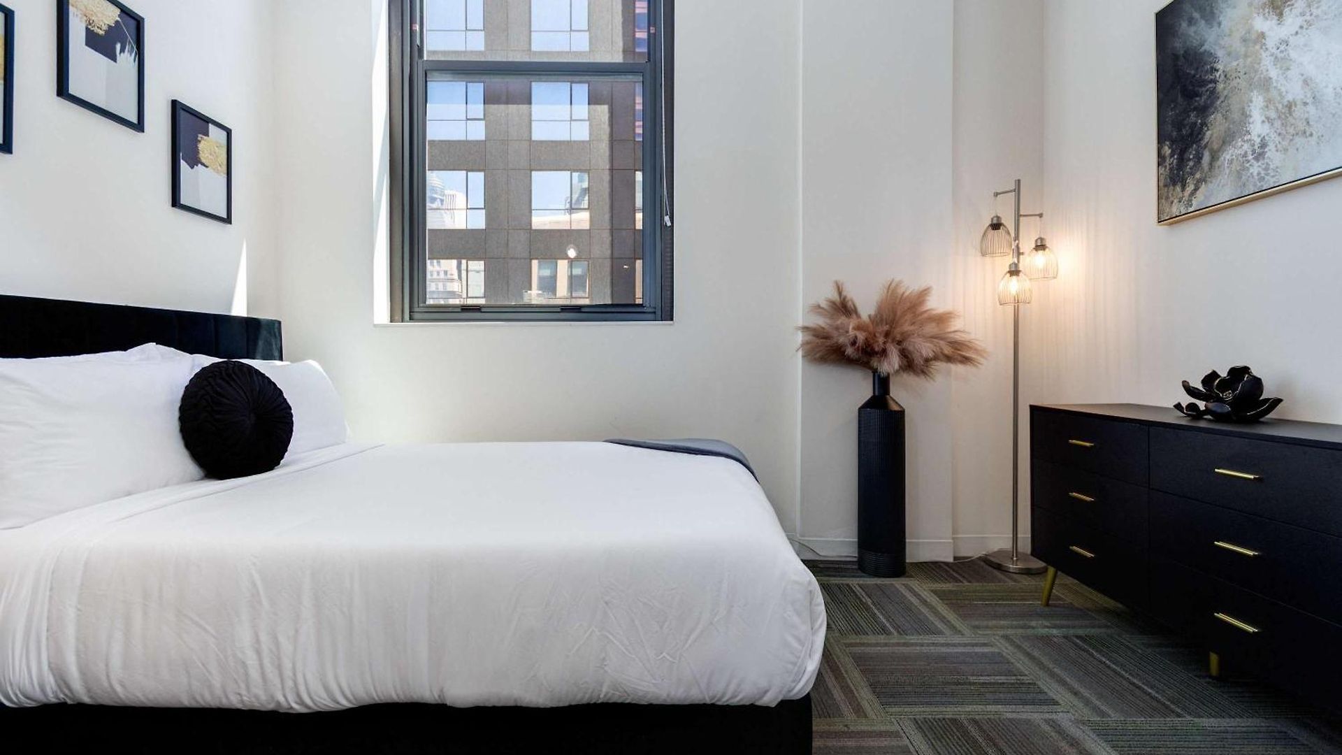 Apartment Downtown With Free In & Out Parking-2 *