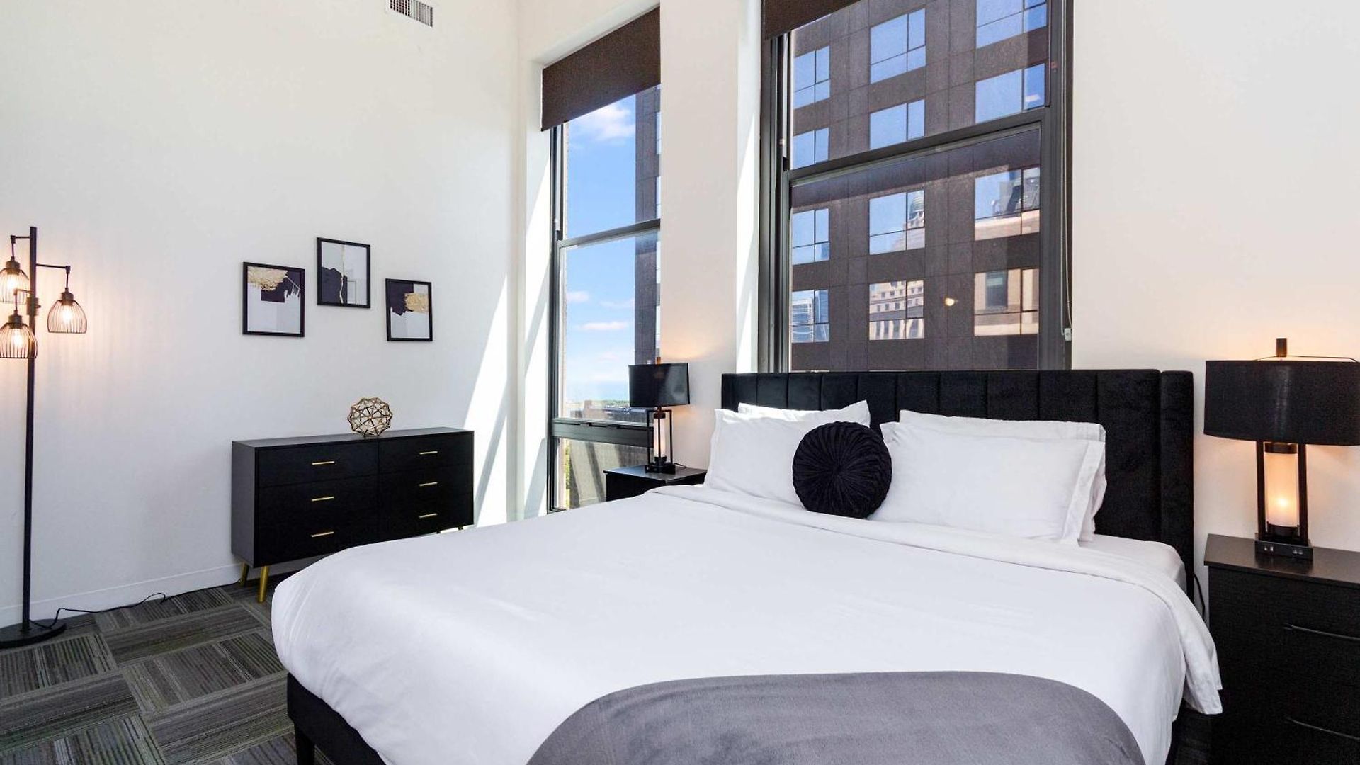 Downtown With Free In & Out Parking-2 *