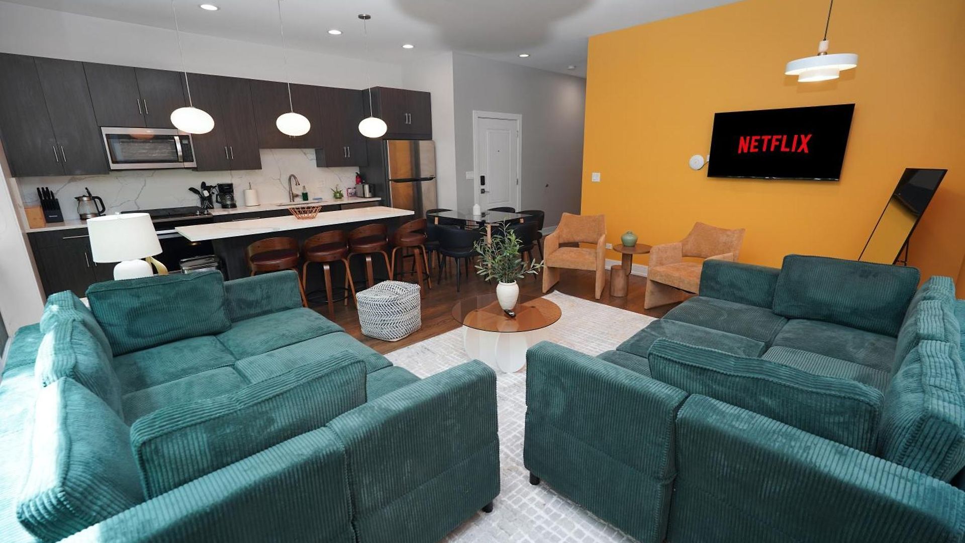 Spacious 4br West Loop Retreat With Optional Parking Chicago