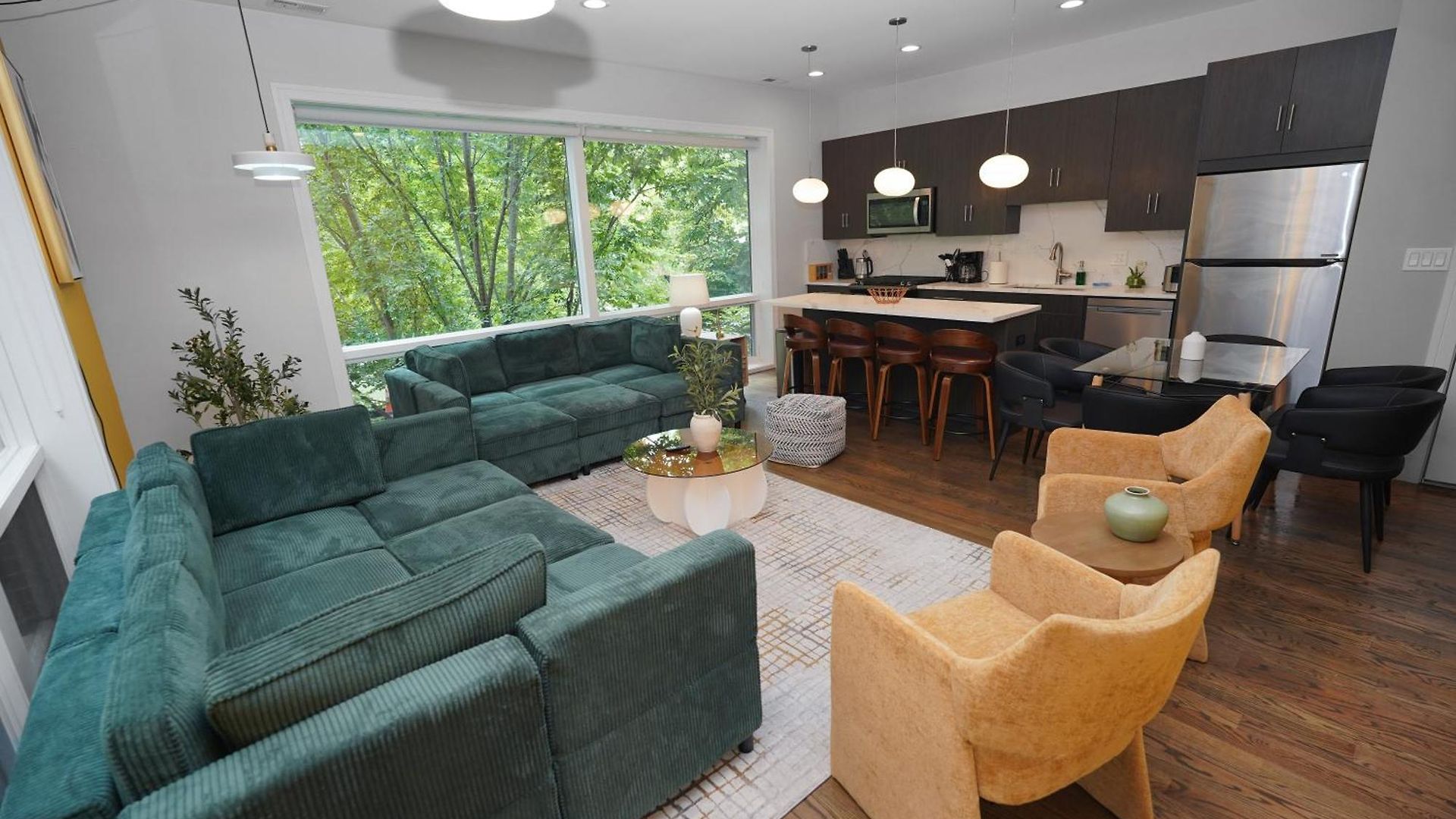 Spacious 4br West Loop Retreat With Optional Parking Apartment