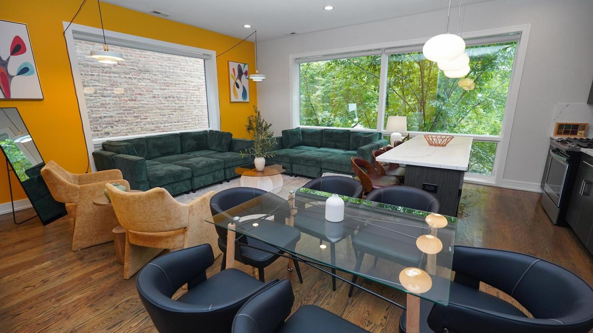 Apartment Spacious 4br West Loop Retreat With Optional Parking