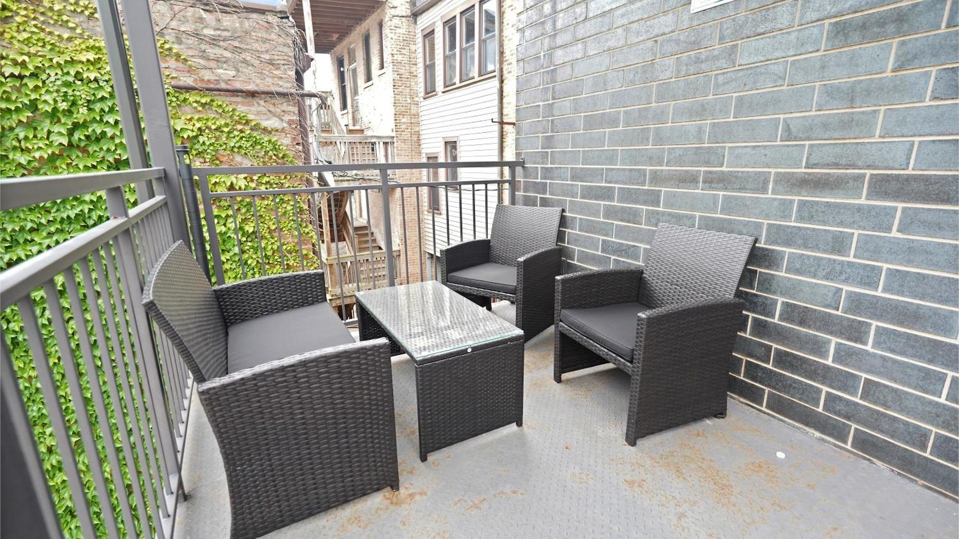 Spacious 4br West Loop Retreat With Optional Parking *