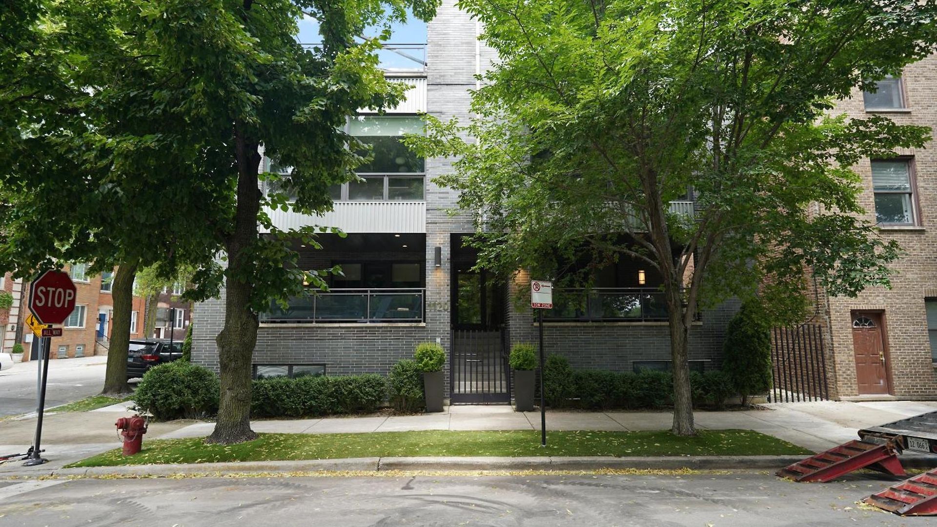 Spacious 4br West Loop Retreat With Optional Parking Apartment *
