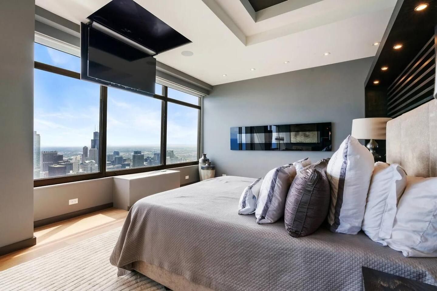 Apartment Expansive Views Of Michigan