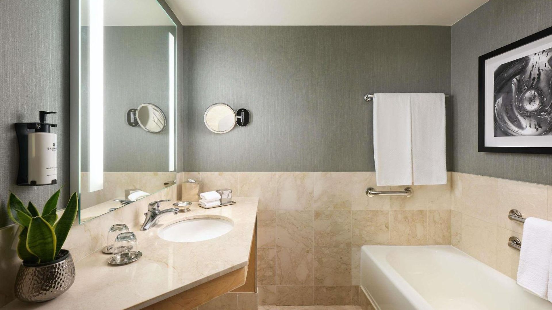 Sofitel Magnificent Mile Hotel 5*