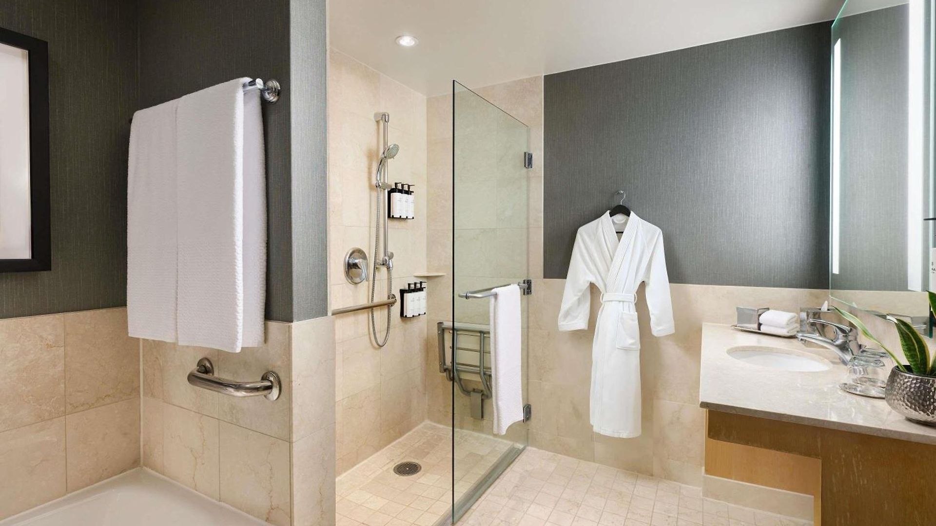 Sofitel Magnificent Mile 5*