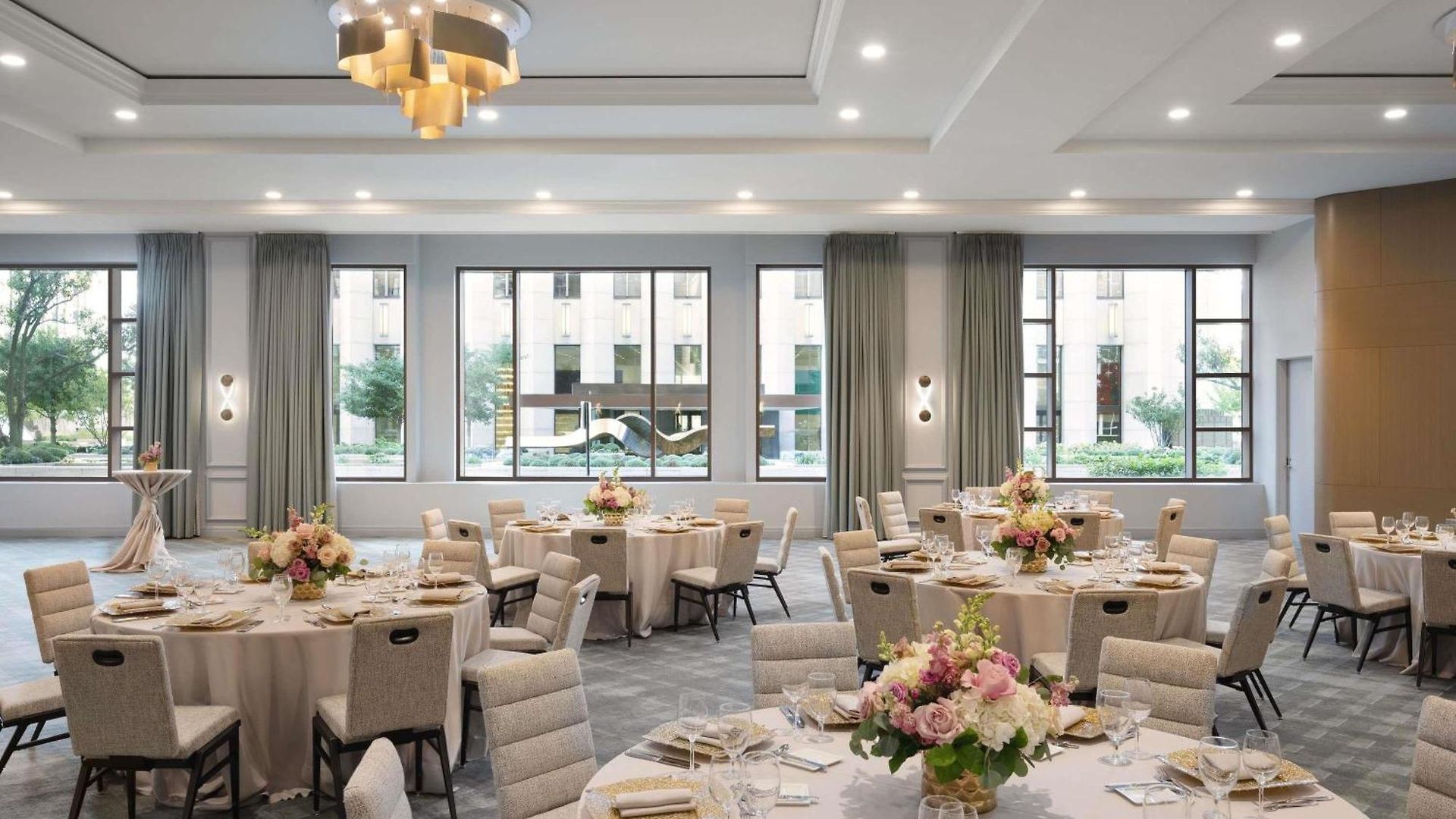 Fairmont Millennium Park 4*