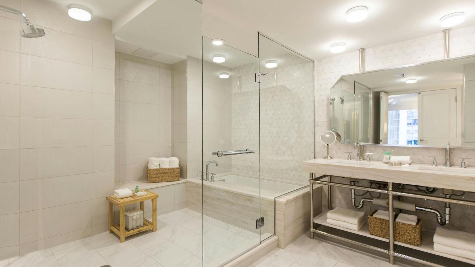 Hotel Renaissance Downtown 4*