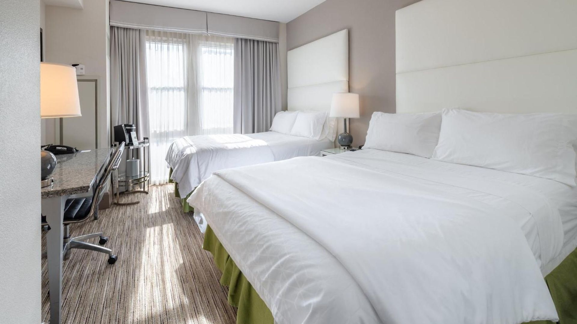 Hotel Express - Magnificent Mile By Ihg 3*