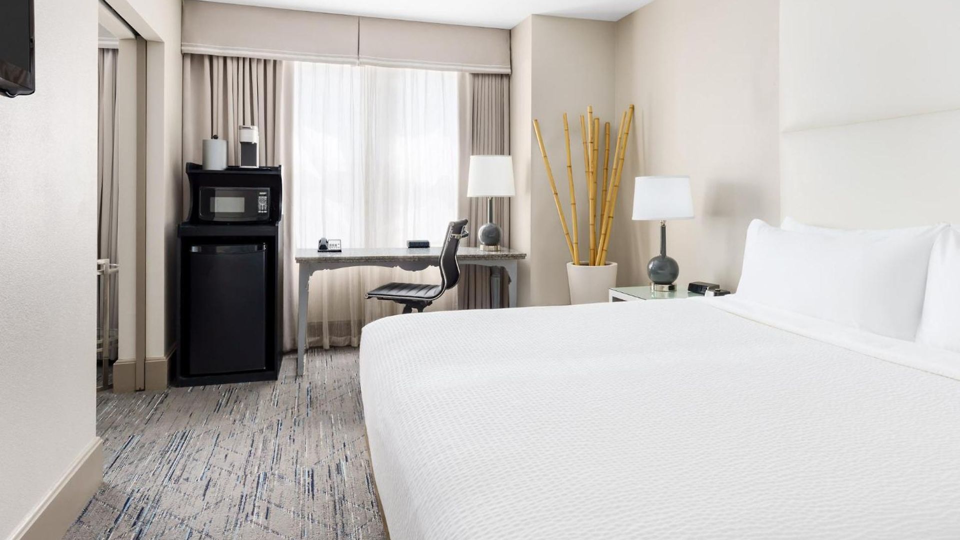 Hotel Express - Magnificent Mile By Ihg 3*
