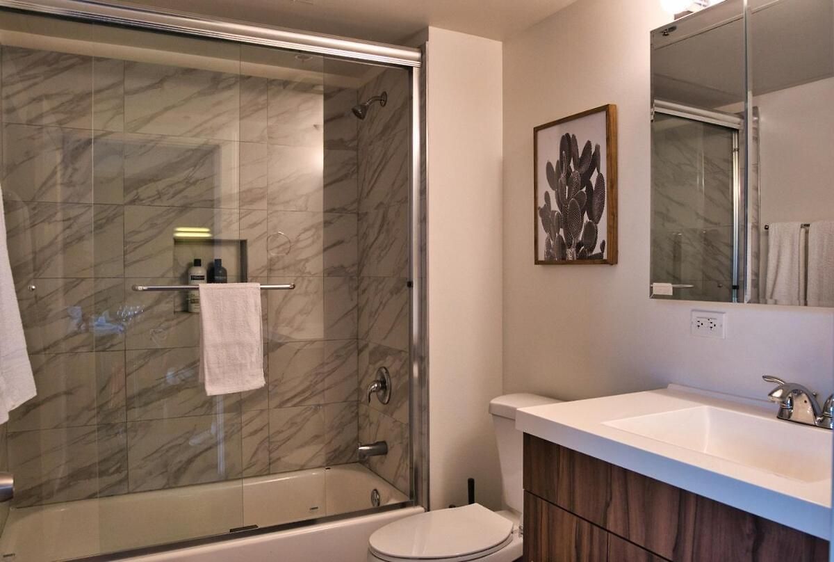 Skyline View Patio Suite: Mccormick Place 3br Retreat Apartment Chicago