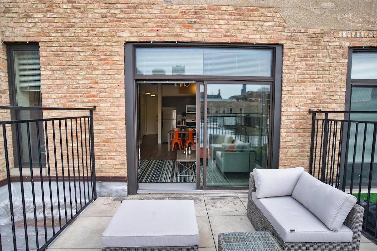 Skyline View Patio Suite: Mccormick Place 3br Retreat *
