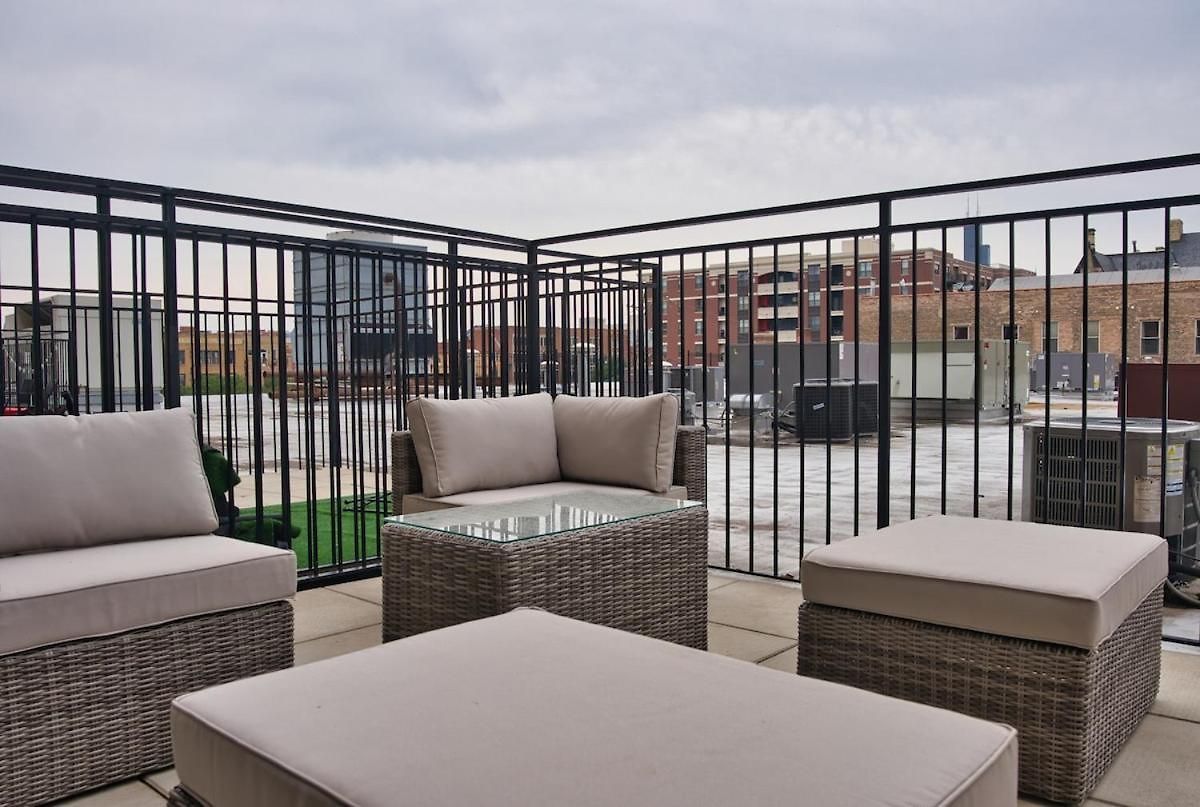 Skyline View Patio Suite: Mccormick Place 3br Retreat *