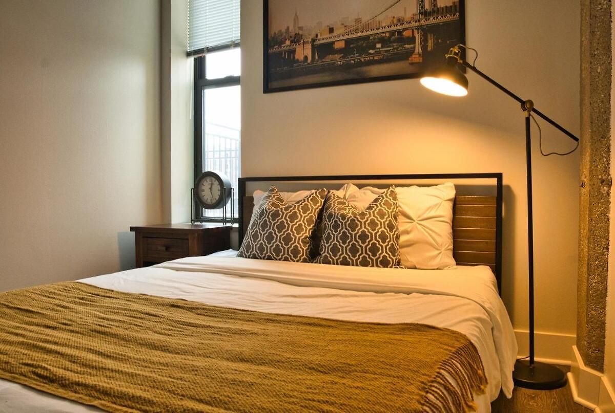 Skyline View Patio Suite: Mccormick Place 3br Retreat Apartment *