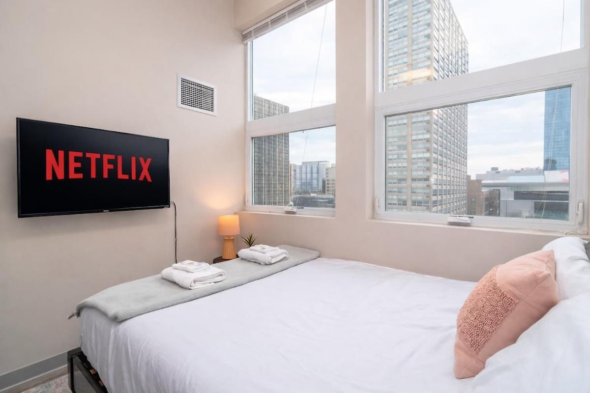 Modern 2br In South Loop Near Soldier Field, Grant Park, Downtown, & Lakefront Trail *